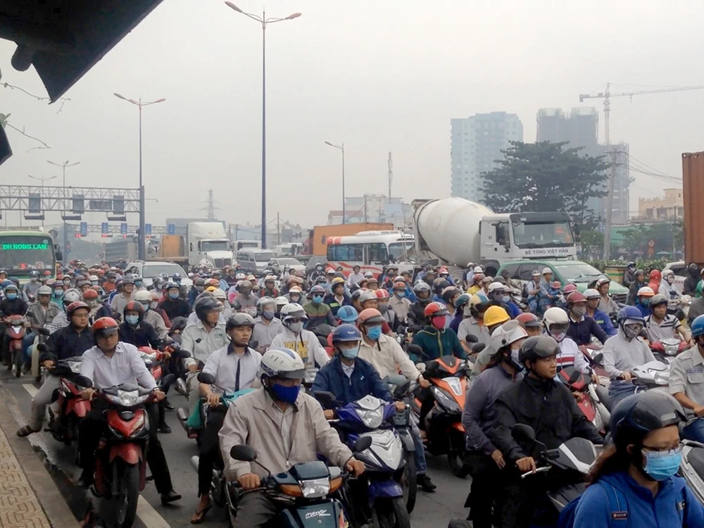 Tài xế buồn ngủ, xe bồn đâm dải phân cách ảnh 2